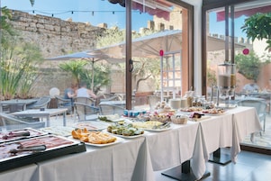 Breakfast and lunch served, alfresco dining 