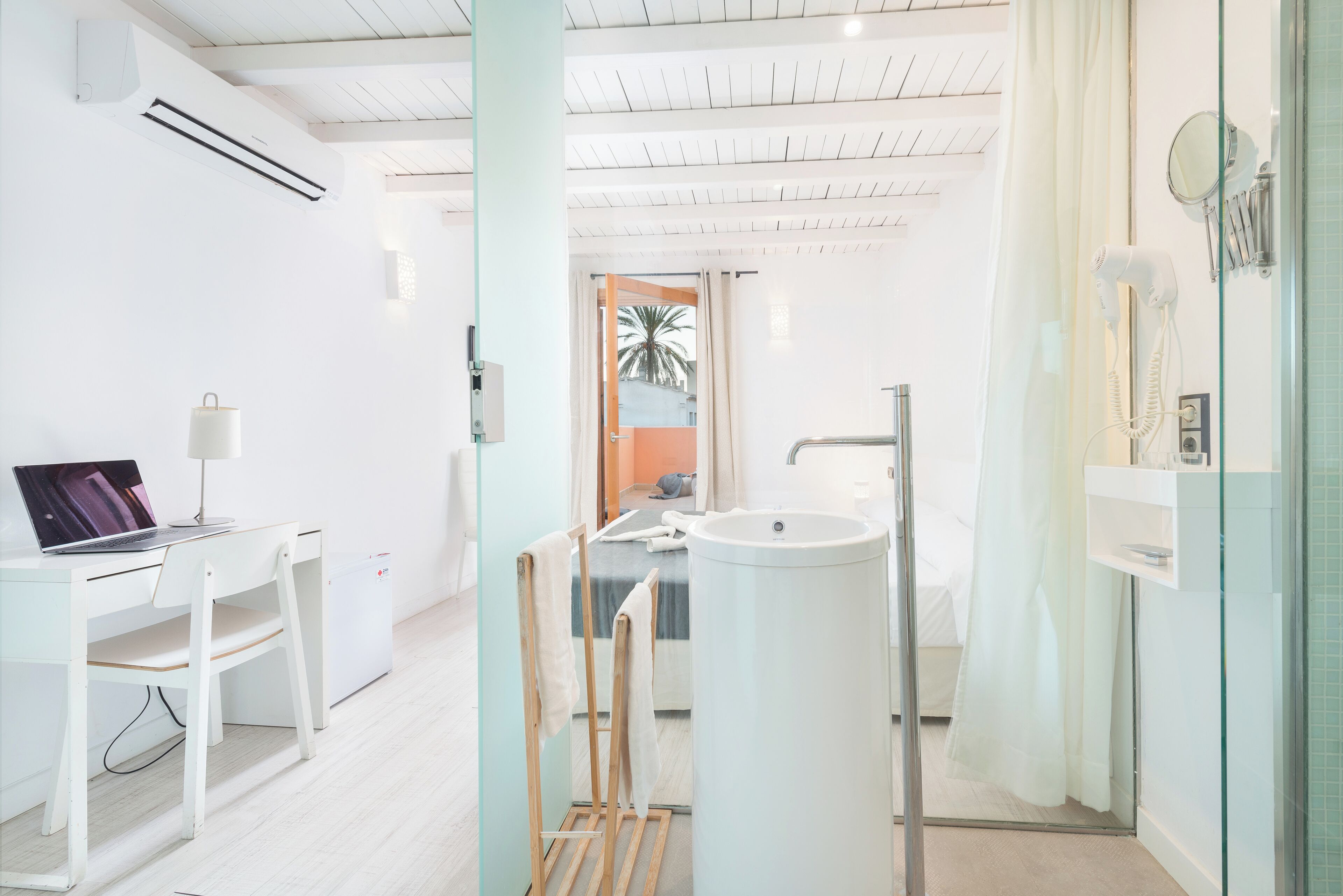 Soundproofing, free WiFi, bed sheets