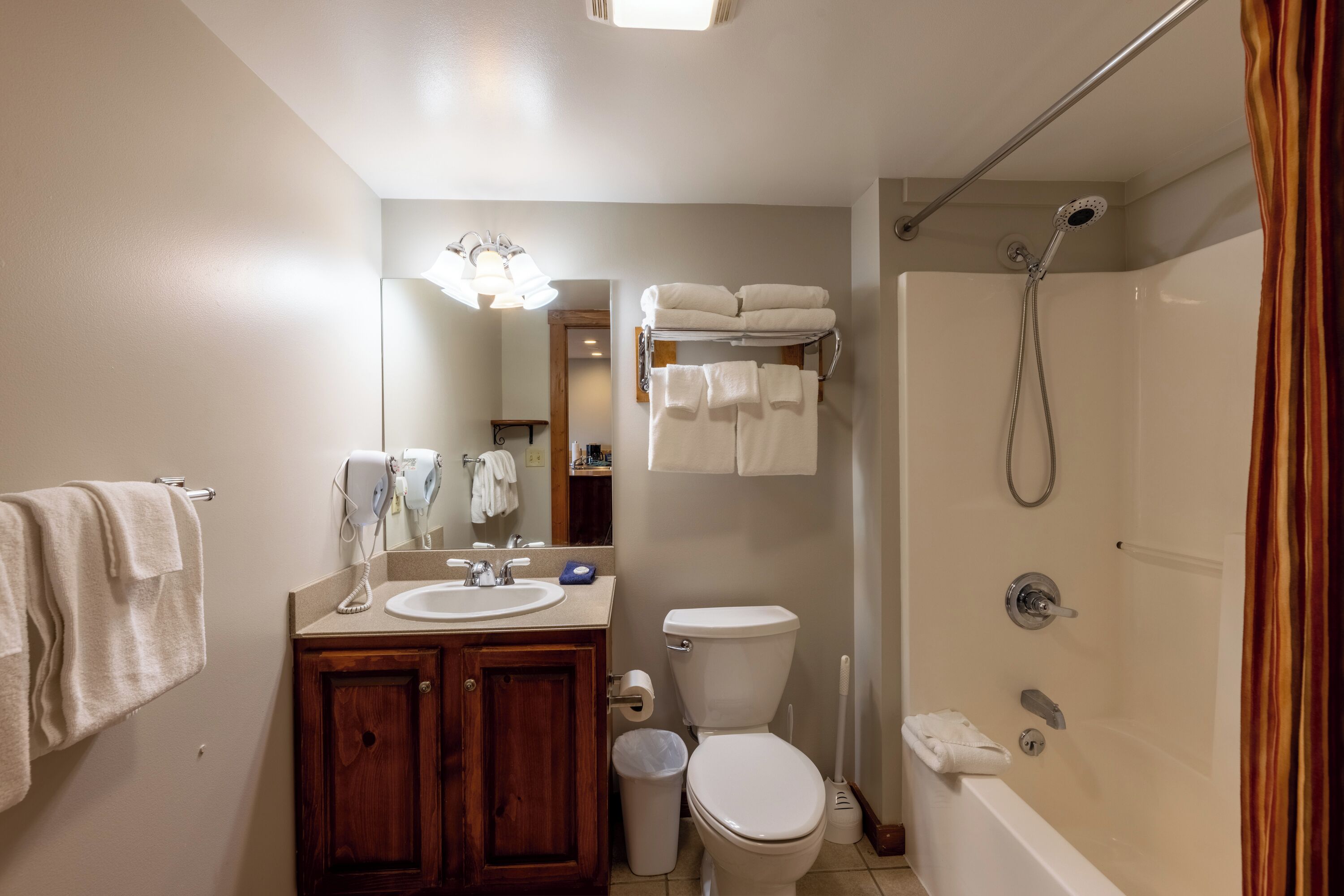 combined shower/bathtub, towels