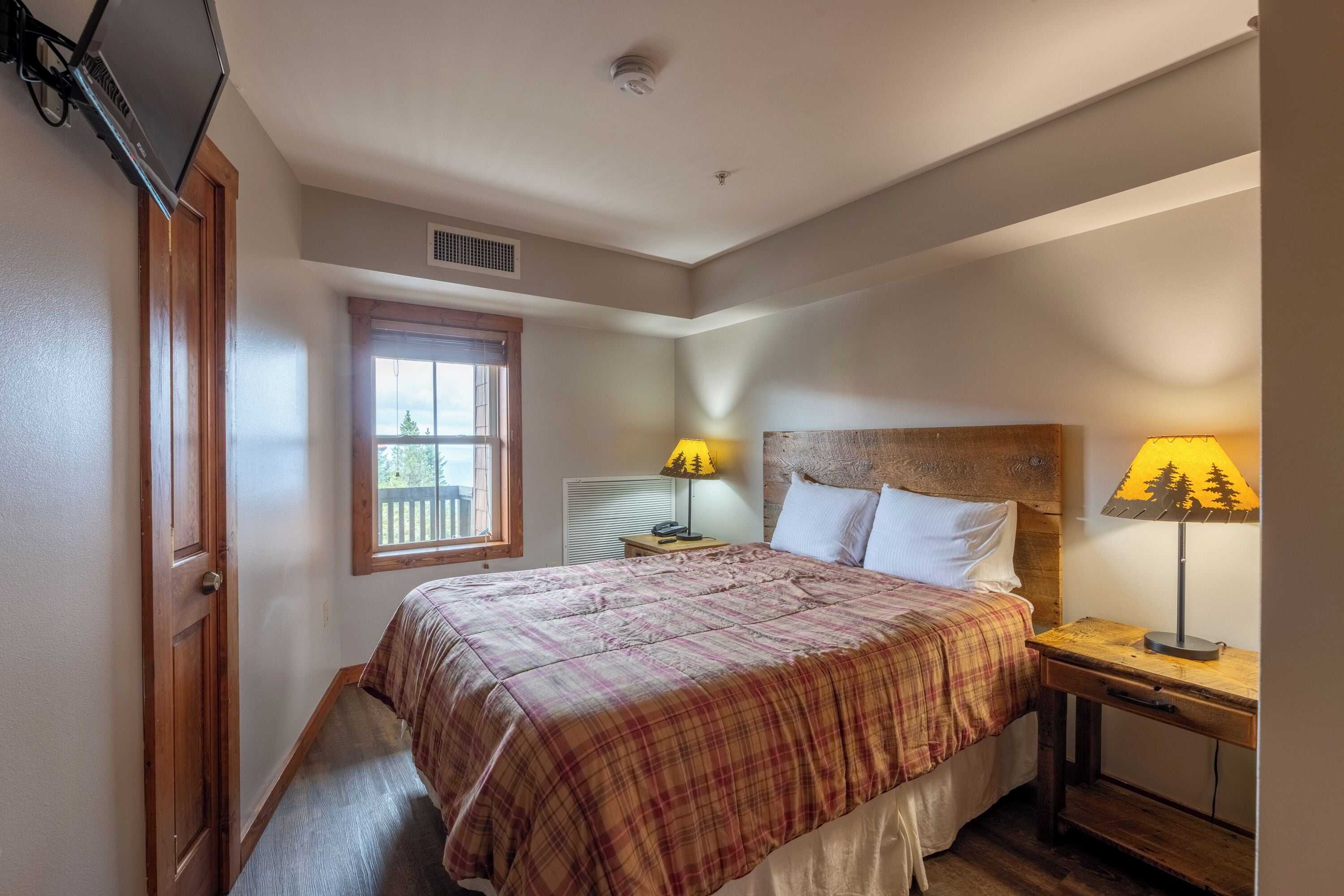 condo | iron/ironing board, free wifi, bed sheets