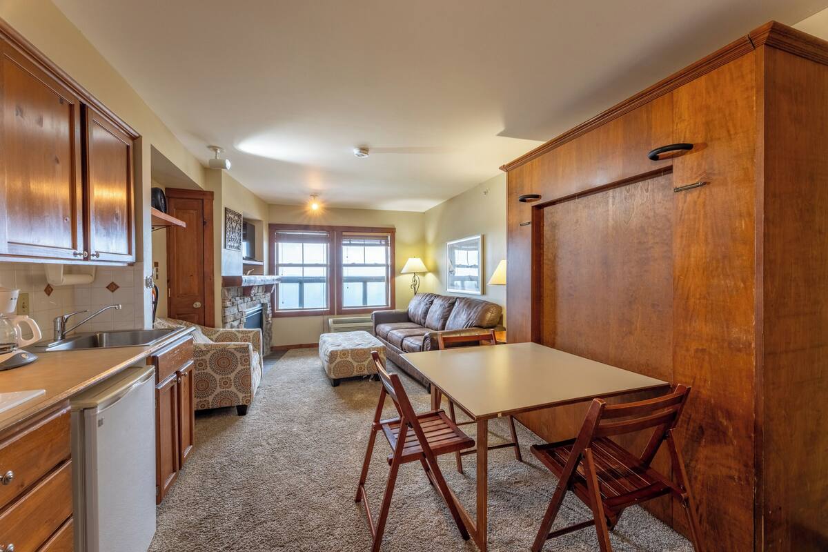 Studio | Living area | 19-inch TV with cable channels