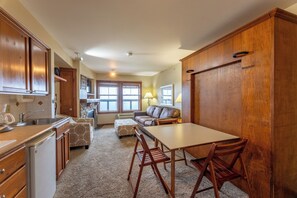 Studio | Oppholdsområde | En 19-tommers TV med kabel-kanaler