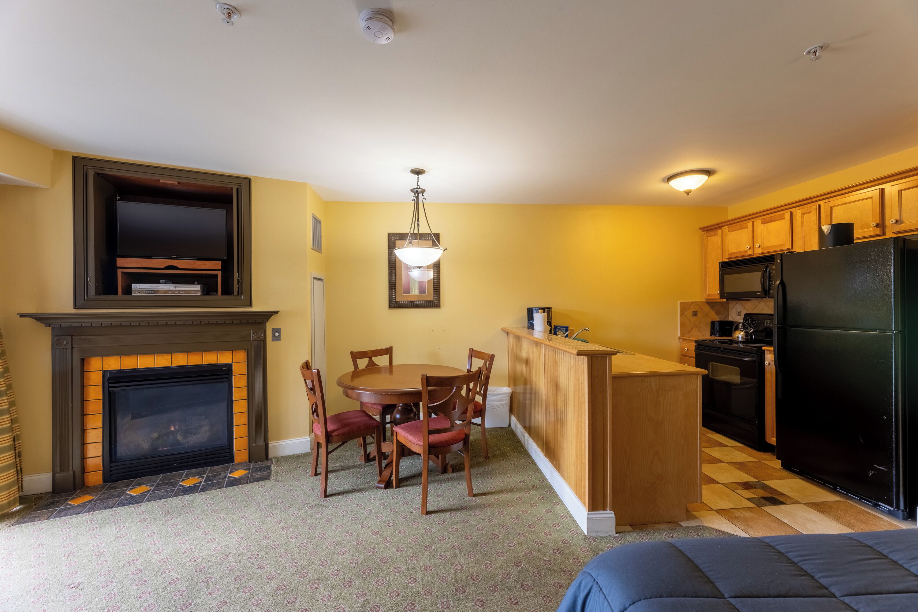 classic studio | private kitchen | microwave, stovetop, coffee/tea maker, cookware/dishes/utensils