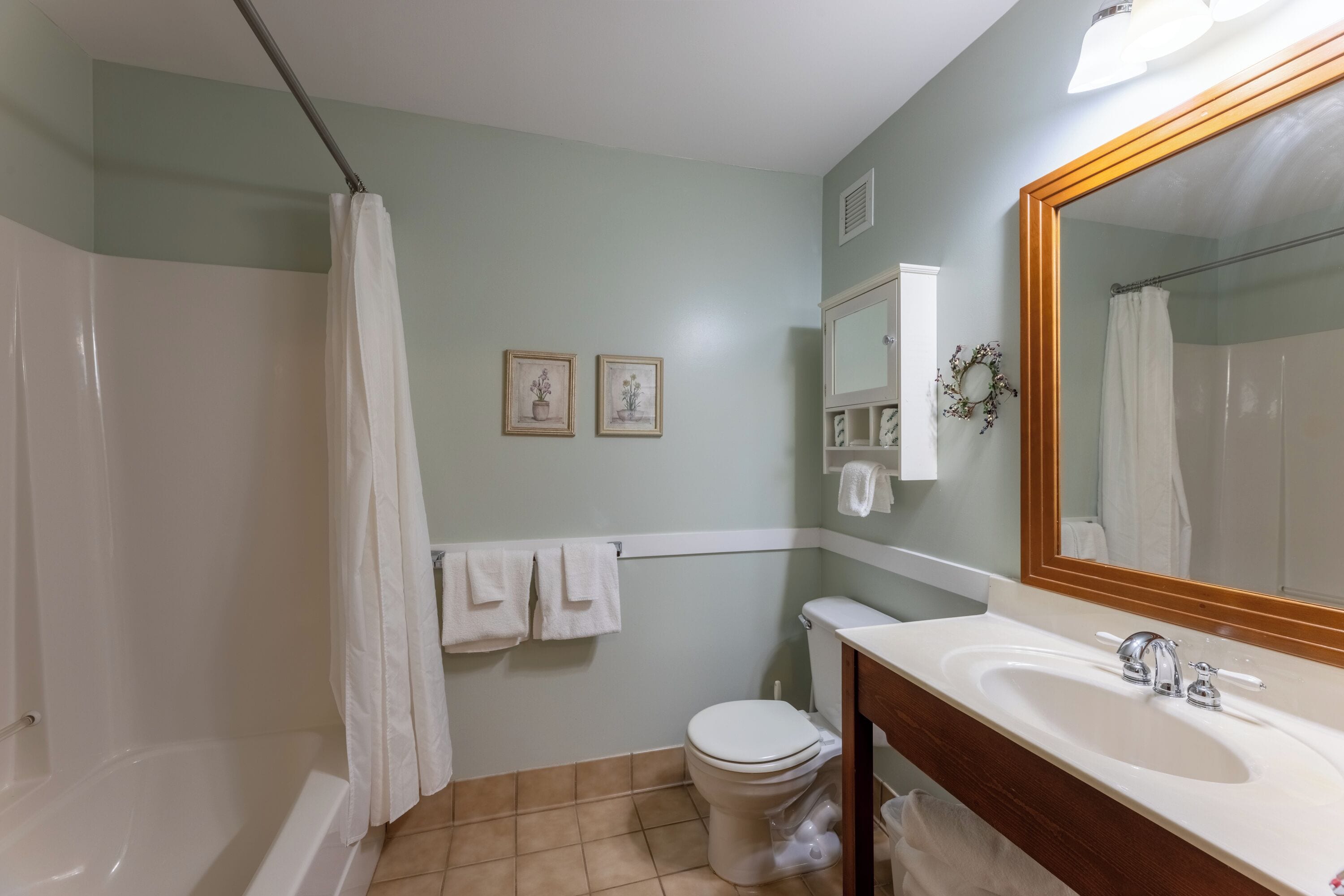 condo | bathroom | combined shower/bathtub, towels