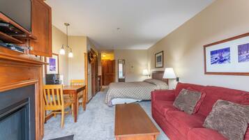 Studio | Individually decorated, individually furnished, free WiFi, bed sheets