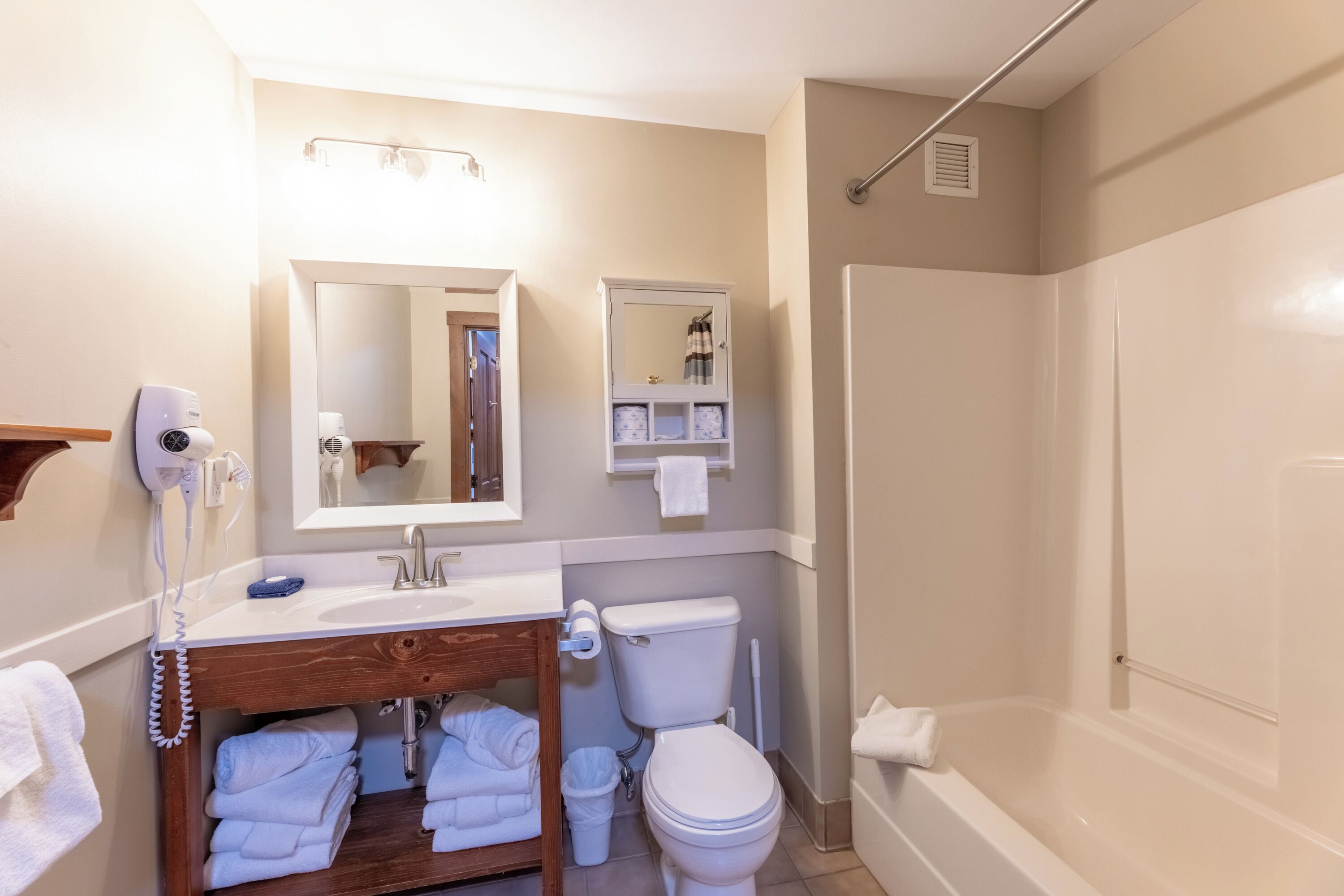 studio | bathroom | combined shower/bathtub, towels