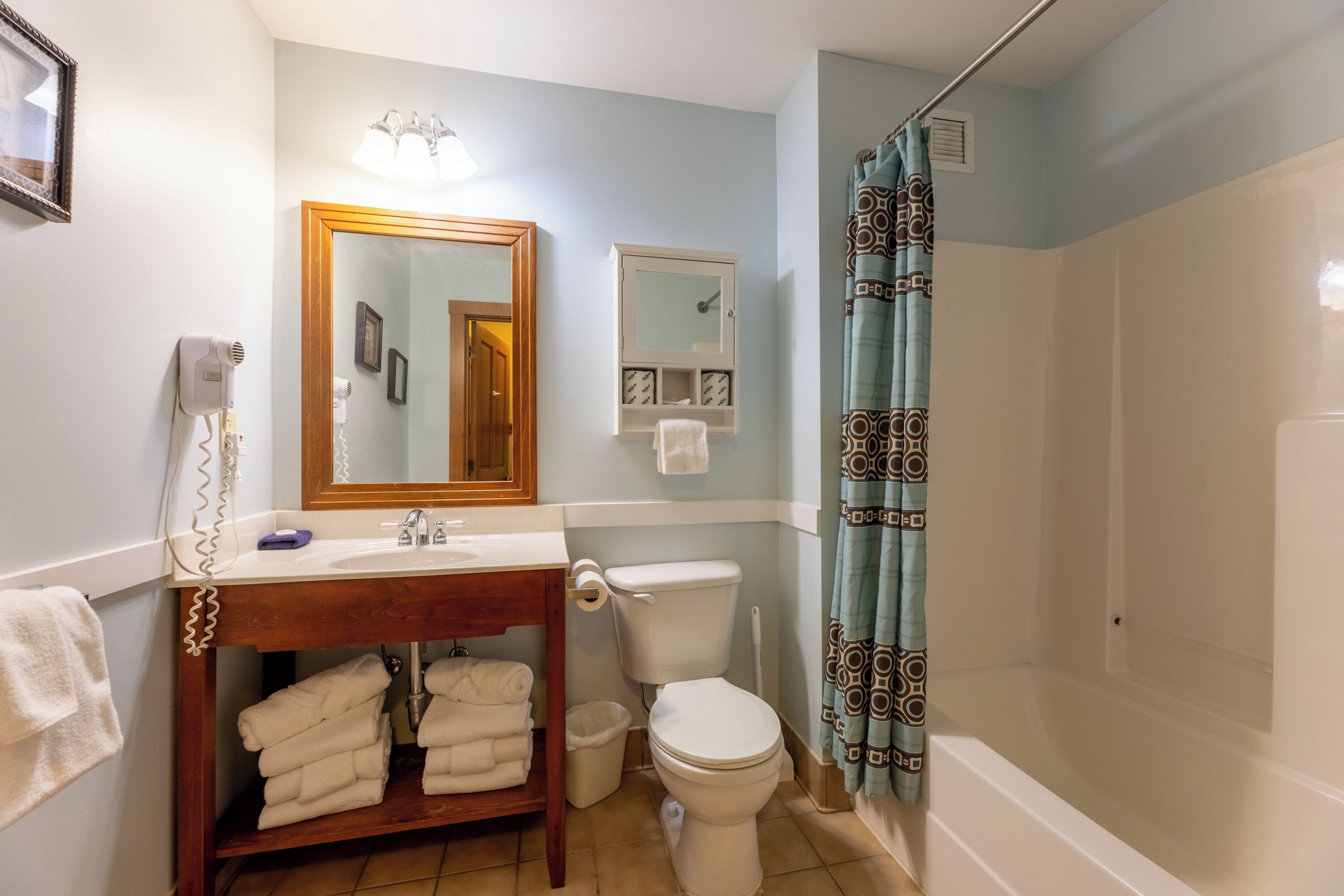 studio | bathroom | combined shower/bathtub, towels