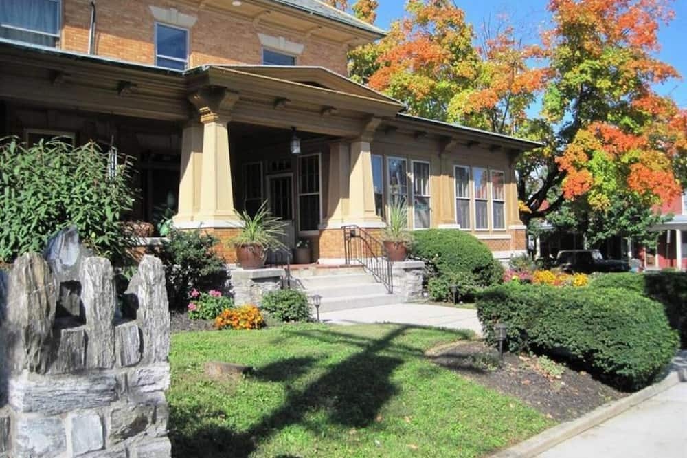 Walton Manor Inn Bed & Breakfast
