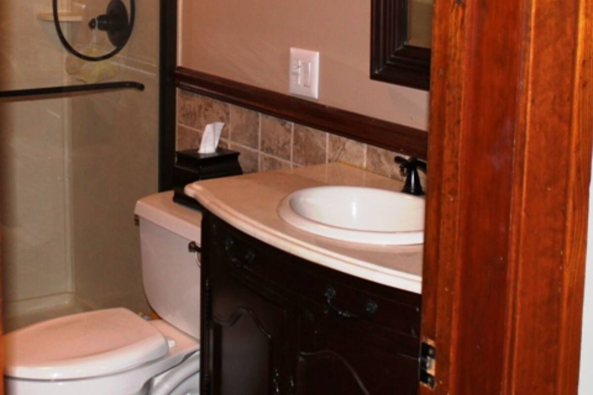 Economy Double Room, Private Bathroom (204) | Bathroom