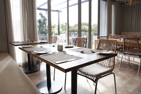 Restaurant. Atlantic Beach Hotel