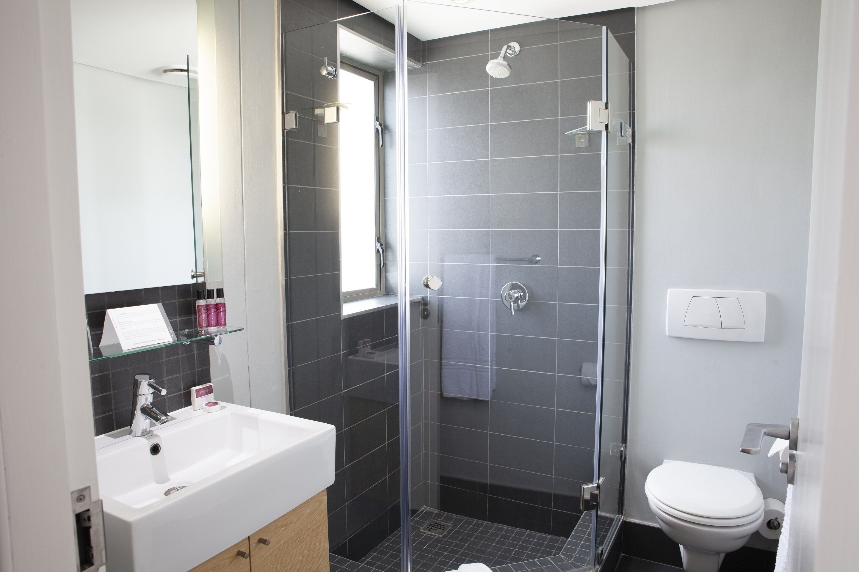 Queen Room | Bathroom