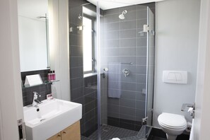 Queen Room | Bad | Toalettartikler (inkludert), hårføner og håndklær