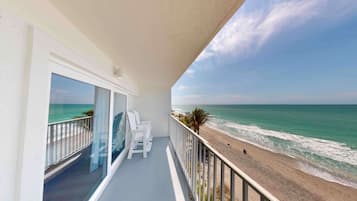 Suite, 2 slaapkamers, balkon, uitzicht op strand (Nautilus Unit 215) | Terras