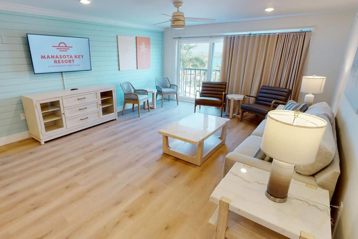 Suite, 2 camas Queen size, vista a la bahía | 1 habitación, ropa de cama de alta calidad y decoración personalizada