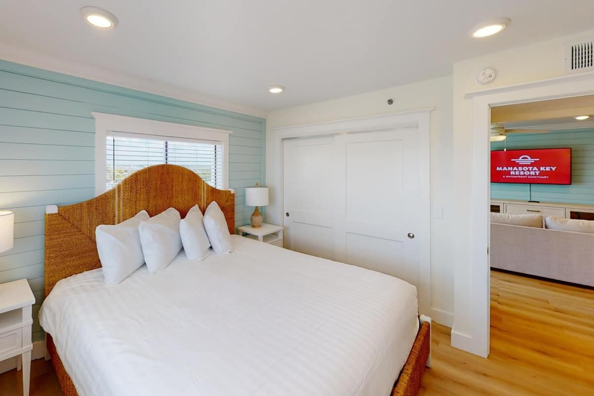 Suite, 1 habitación, vista a la bahía (Unit 318) | 1 habitación, ropa de cama de alta calidad y decoración personalizada