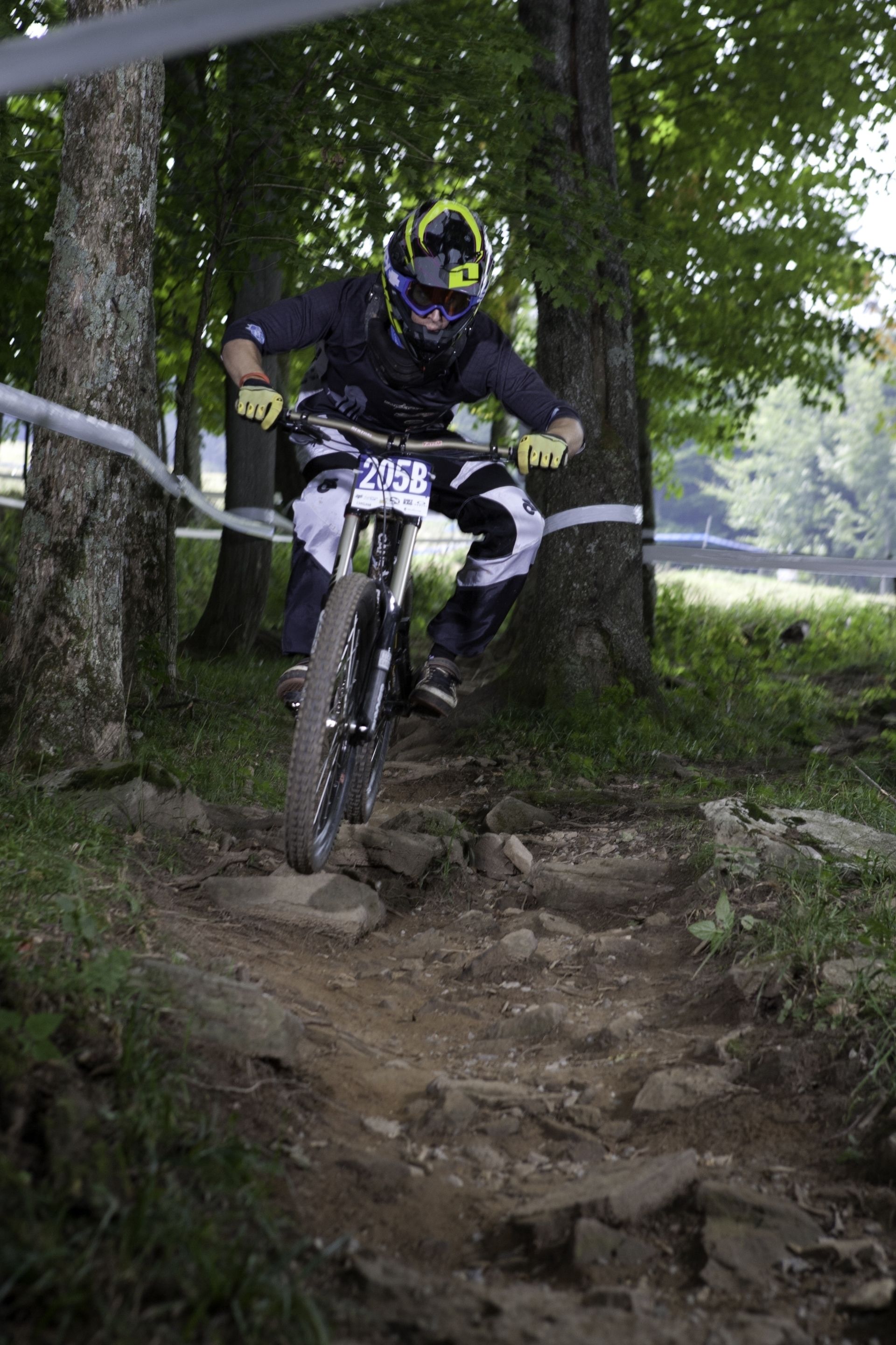En mountainbikecyklist som tar sig fram på en stenig stig.