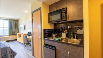 Studio | Private kitchenette | Fridge, microwave, stovetop, toaster