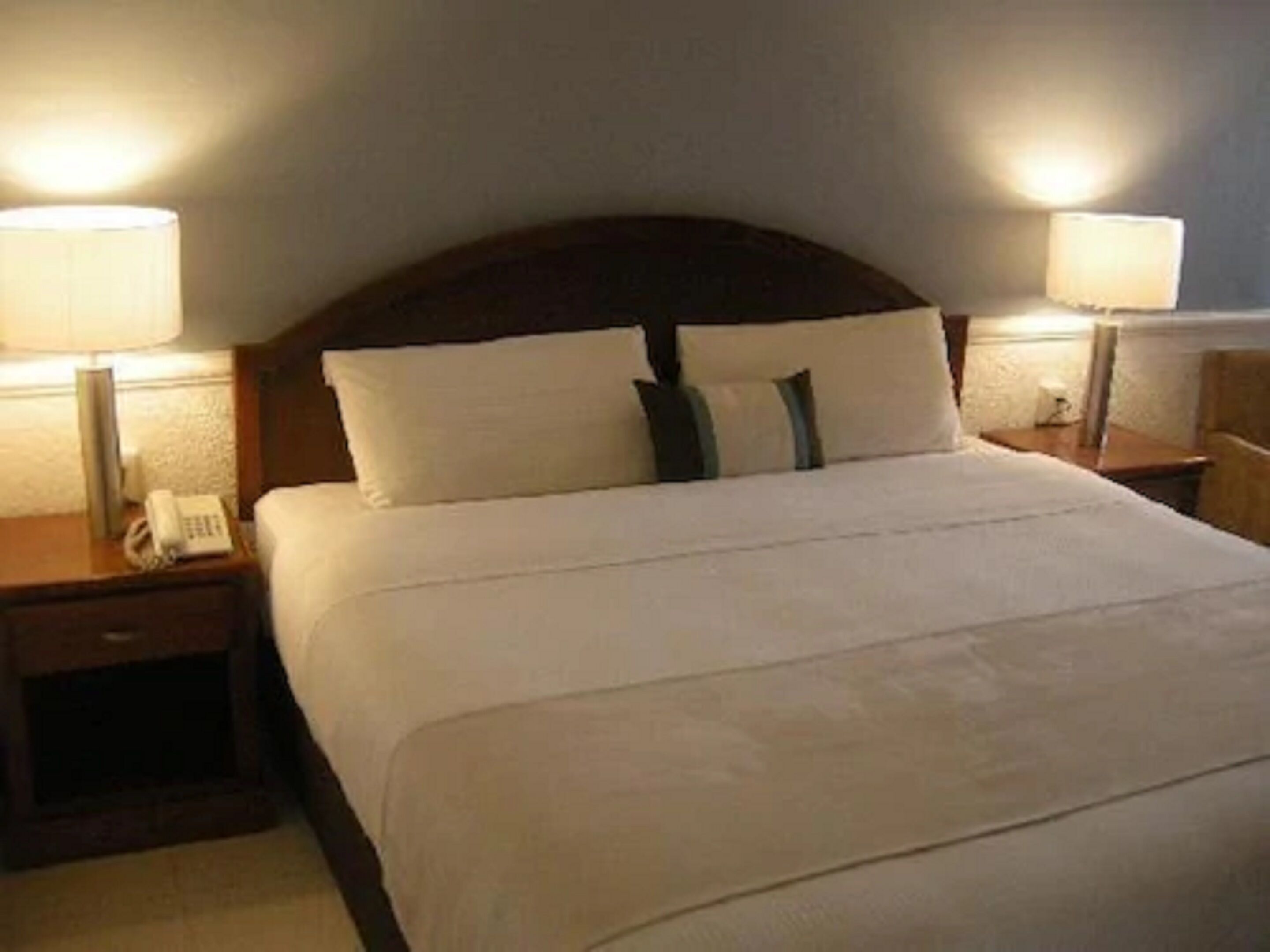 standard room, 1 king bed | 1 bedroom, in-room safe, individually decorated, individually furnished