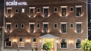 A brick building with the sign "Scala Hotel" at the top. - Scala Hotel (Lagos de Moreno)