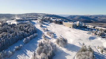 Et skiområde med flere bygninger, herunder hytter og et skihejsområde.