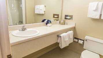 Standard Room, 2 Double Beds | Bathroom | Combined shower/tub, towels