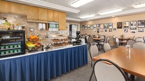 Zona de desayuno tipo buffet con una variedad de alimentos y selección de bebidas.