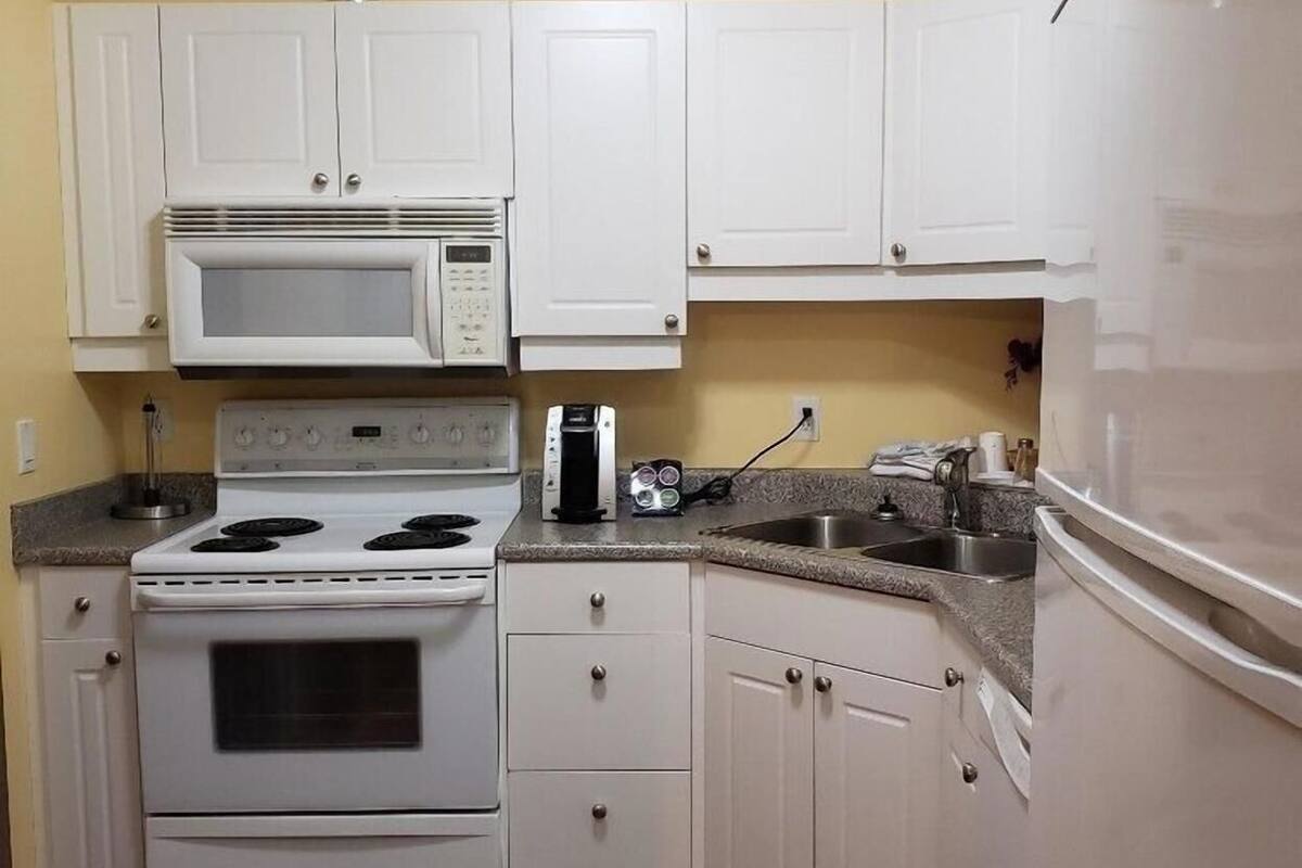 Private kitchen | Fridge, microwave, coffee/tea maker