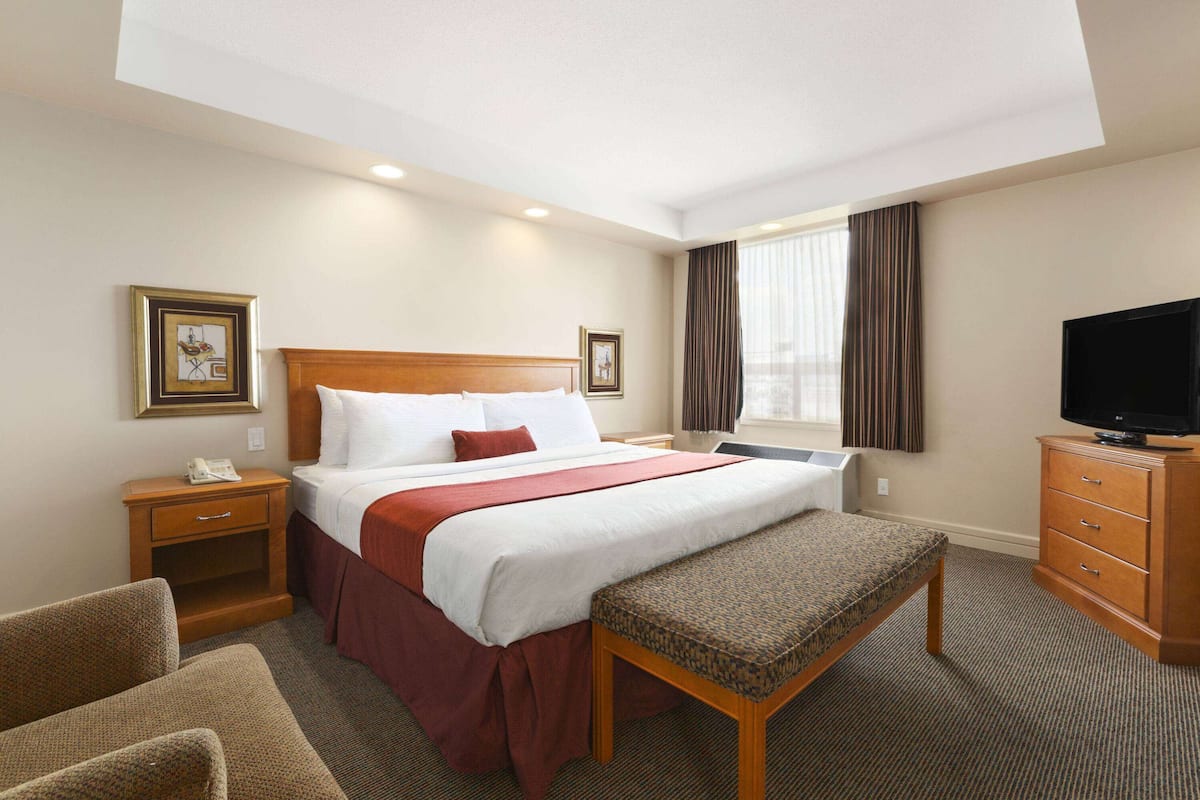Hypo-allergenic bedding available, desk, laptop workspace