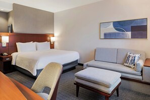 Edredones de plumas, escritorio, espacio para trabajar con un portátil