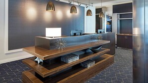 Una cocina moderna con encimera de madera, luces colgantes y estufa empotrada.