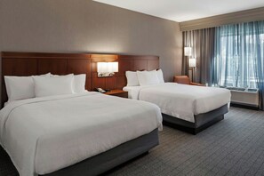 Edredón, escritorio y espacio para trabajar con laptop