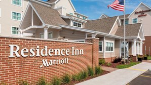 Un bâtiment en briques sur lequel on peut lire l’inscription : « Residence Inn Marriott ».