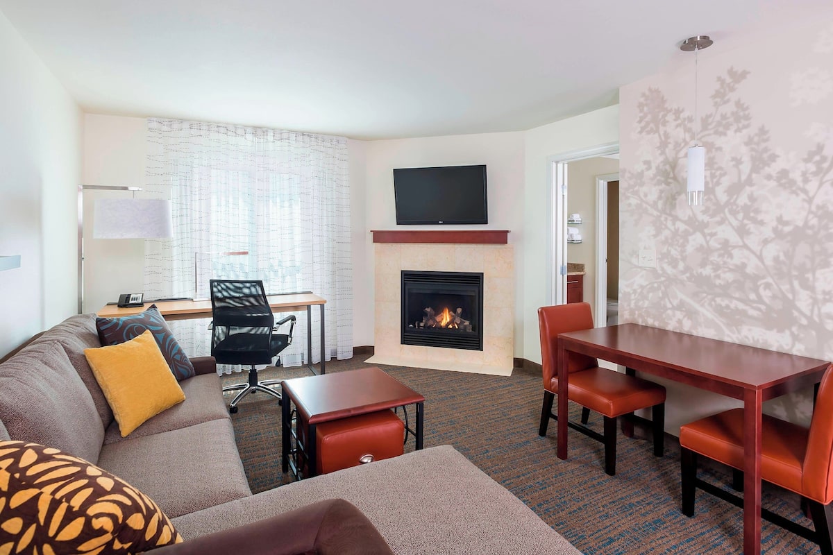 1 bedroom, hypo-allergenic bedding, desk, laptop workspace