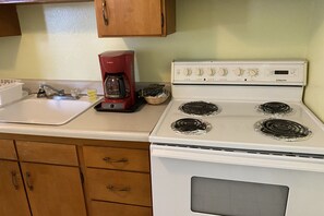 Full-sized fridge, microwave, stovetop, coffee/tea maker - OYO Hotel Yuma AZ Desert Grove (Yuma)