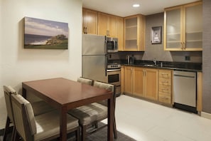 Phòng Suite, 2 phòng ngủ | Bộ đồ giường cao cấp, trang bị nội thất với thiết kế riêng biệt, bàn 
