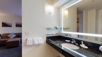 Duschwanne, kostenlose Toilettenartikel, Haartrockner, Handtücher