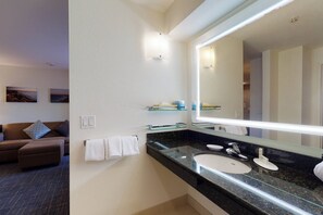 Combined shower/bathtub, free toiletries, hair dryer, towels