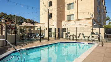 Piscine extérieure, parasols de plage, chaises longues