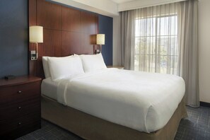 Suíte, 2 quartos | Roupas de cama premium, individualmente mobiliados, escrivaninha