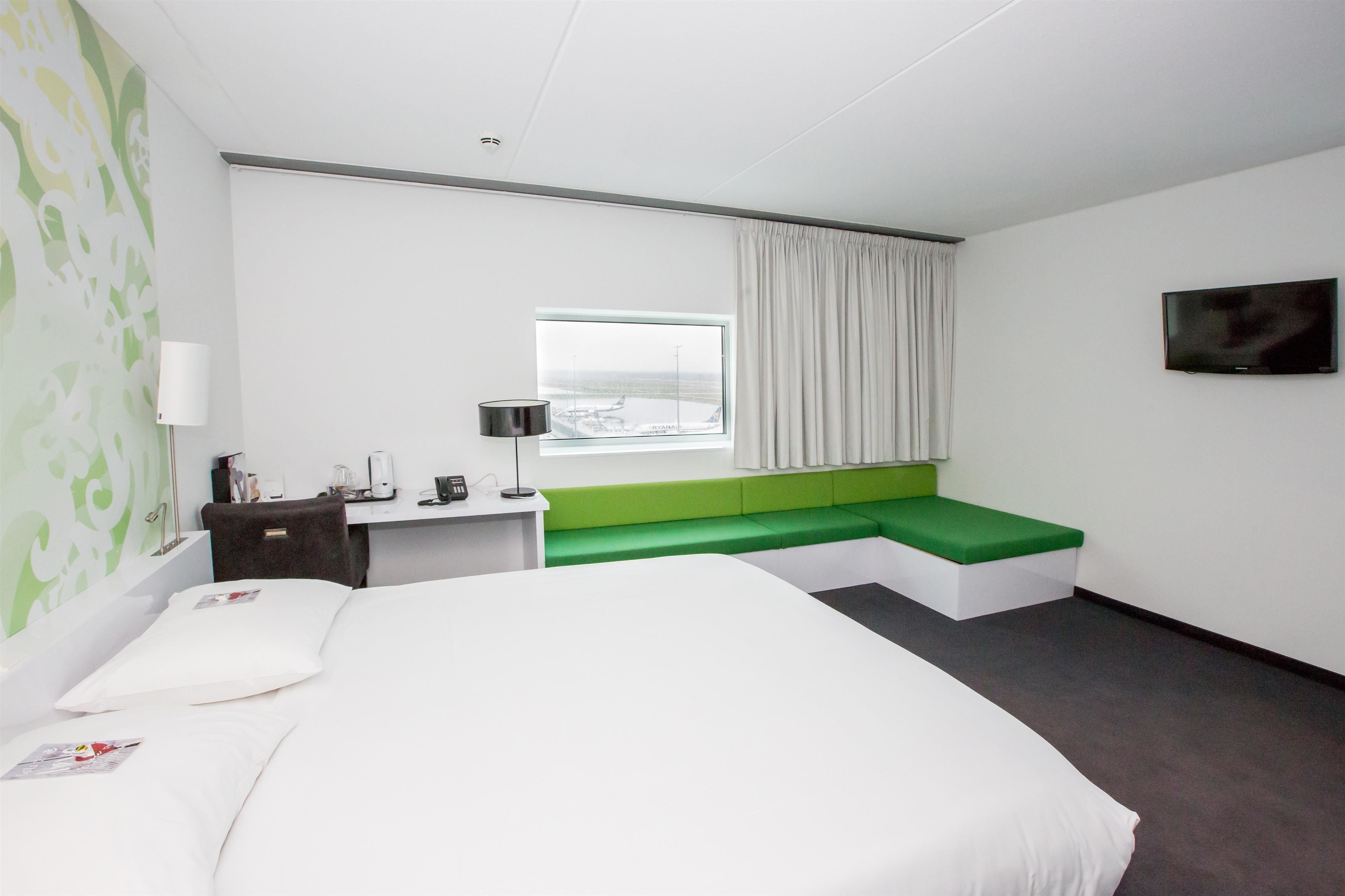 executive room, 1 queen bed | desk, laptop workspace, blackout curtains, soundproofing