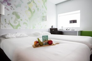 Desk, laptop workspace, blackout drapes, soundproofing - Tulip Inn Eindhoven Airport (Eindhoven)