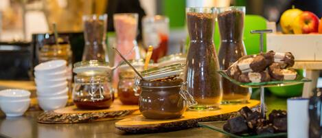 Una mesa de buffet con diferentes alimentos y salsas.