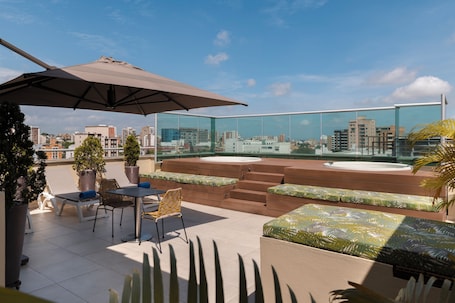 Bañera de hidromasaje exterior. Hampton by Hilton Barranquilla