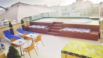 Bañera de hidromasaje al aire libre