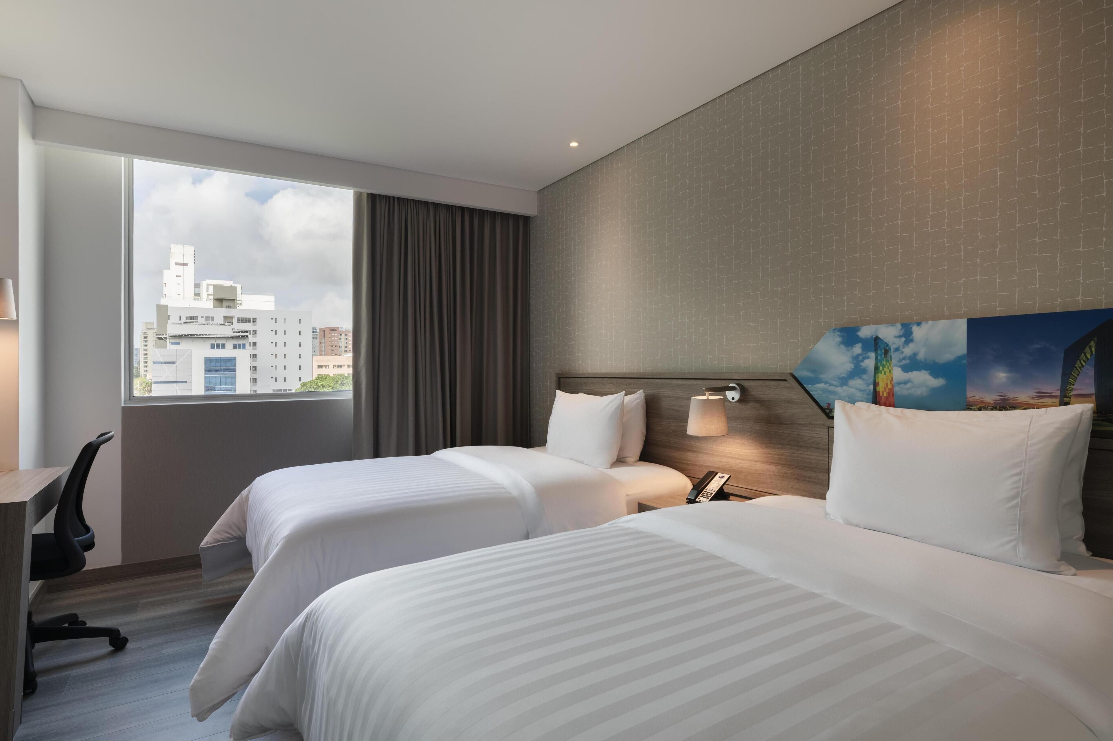 Habitación, no fumadores | Caja fuerte, escritorio, cortinas opacas y sistema de insonorización