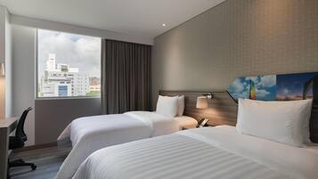 Camera, non fumatori | Una cassaforte in camera, una scrivania, tende oscuranti