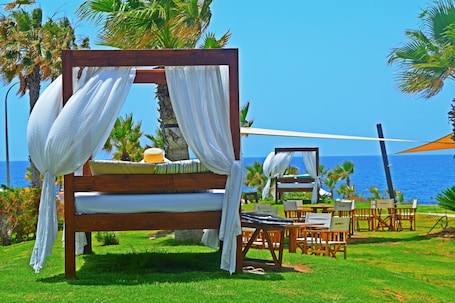 Jardim. Amphora Hotel & Suites