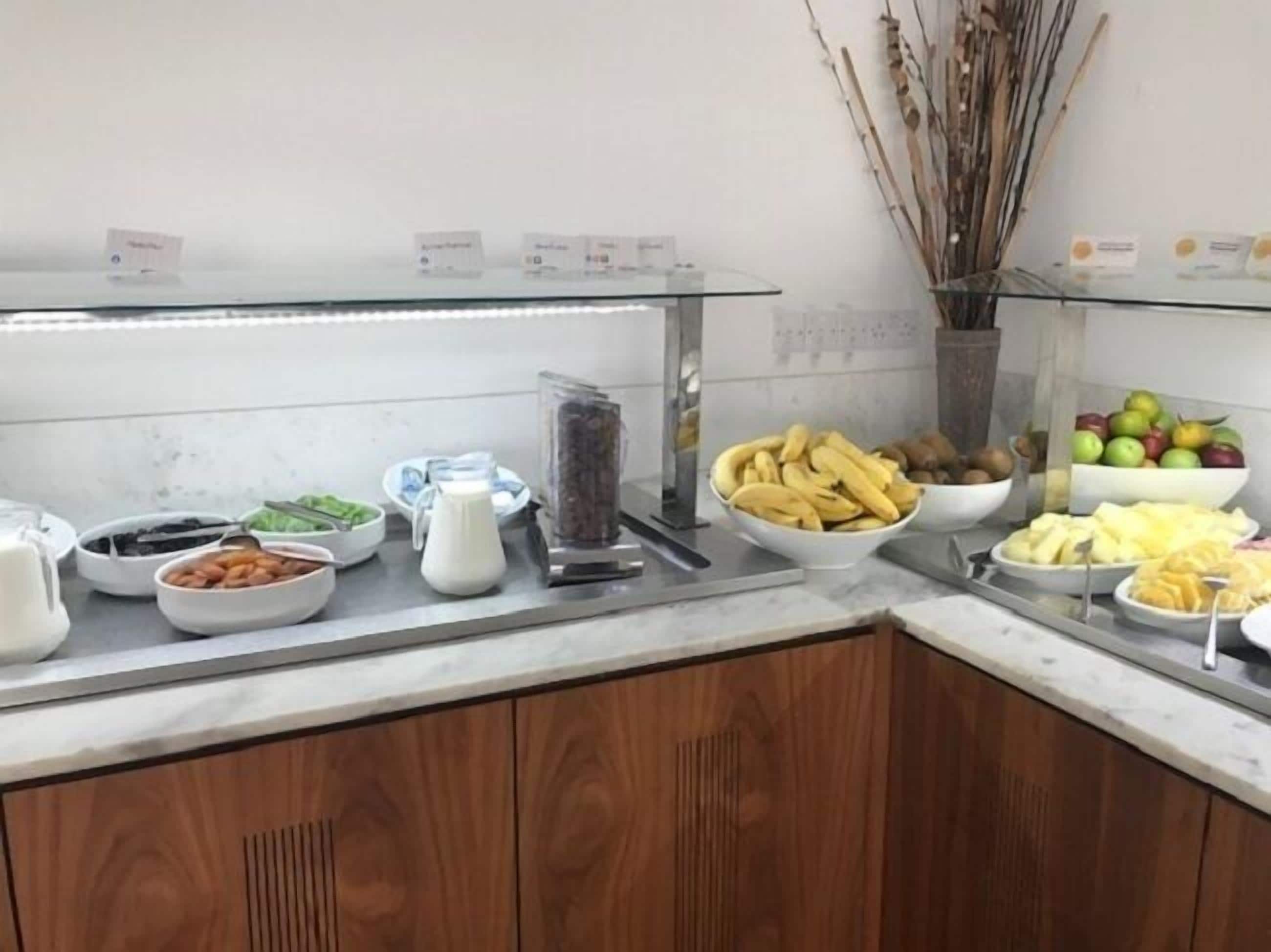 free buffet breakfast