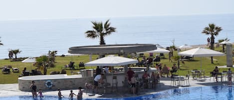 Piscine extérieure, chaises longues