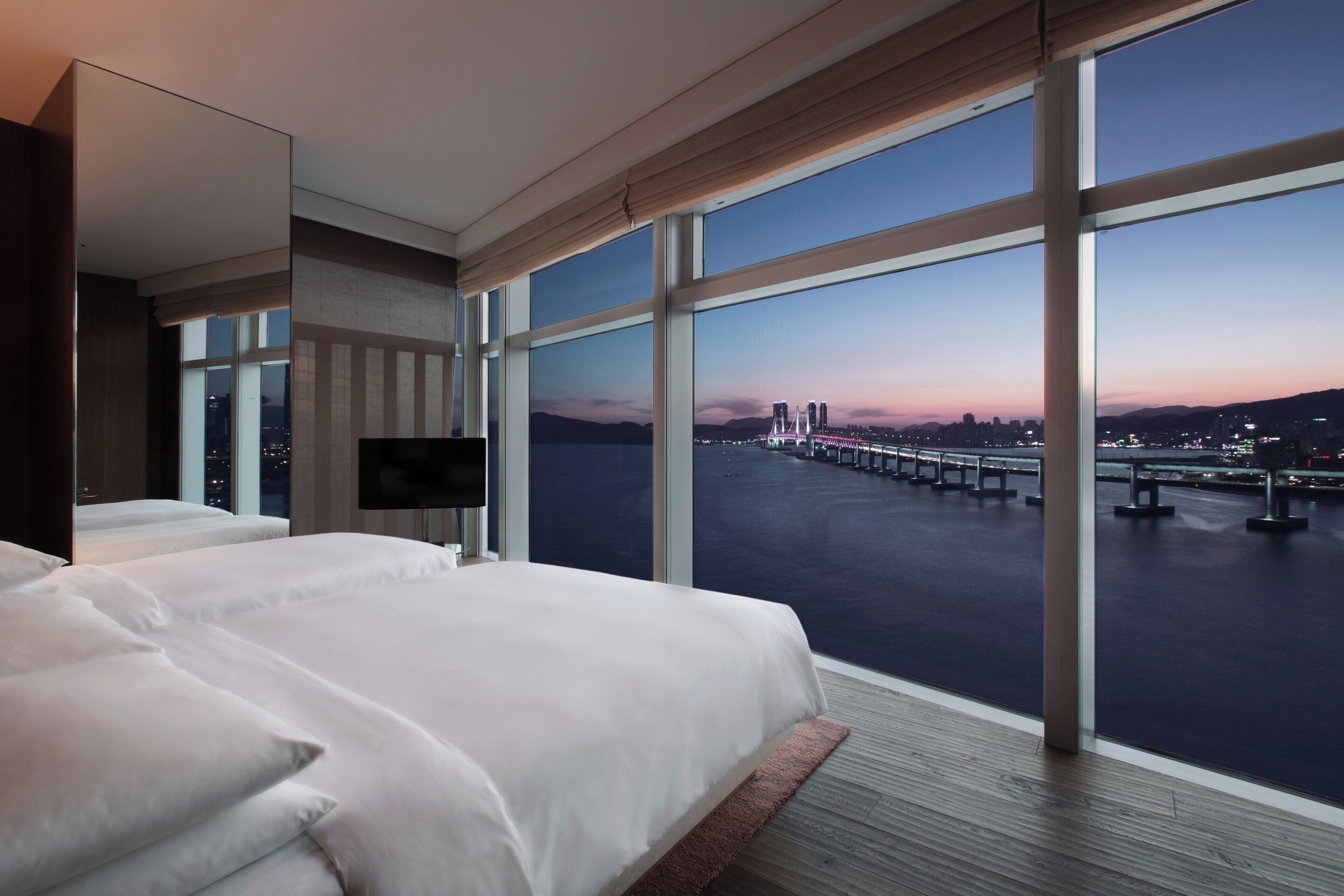 Minibar, caja de seguridad en la habitación y escritorio 